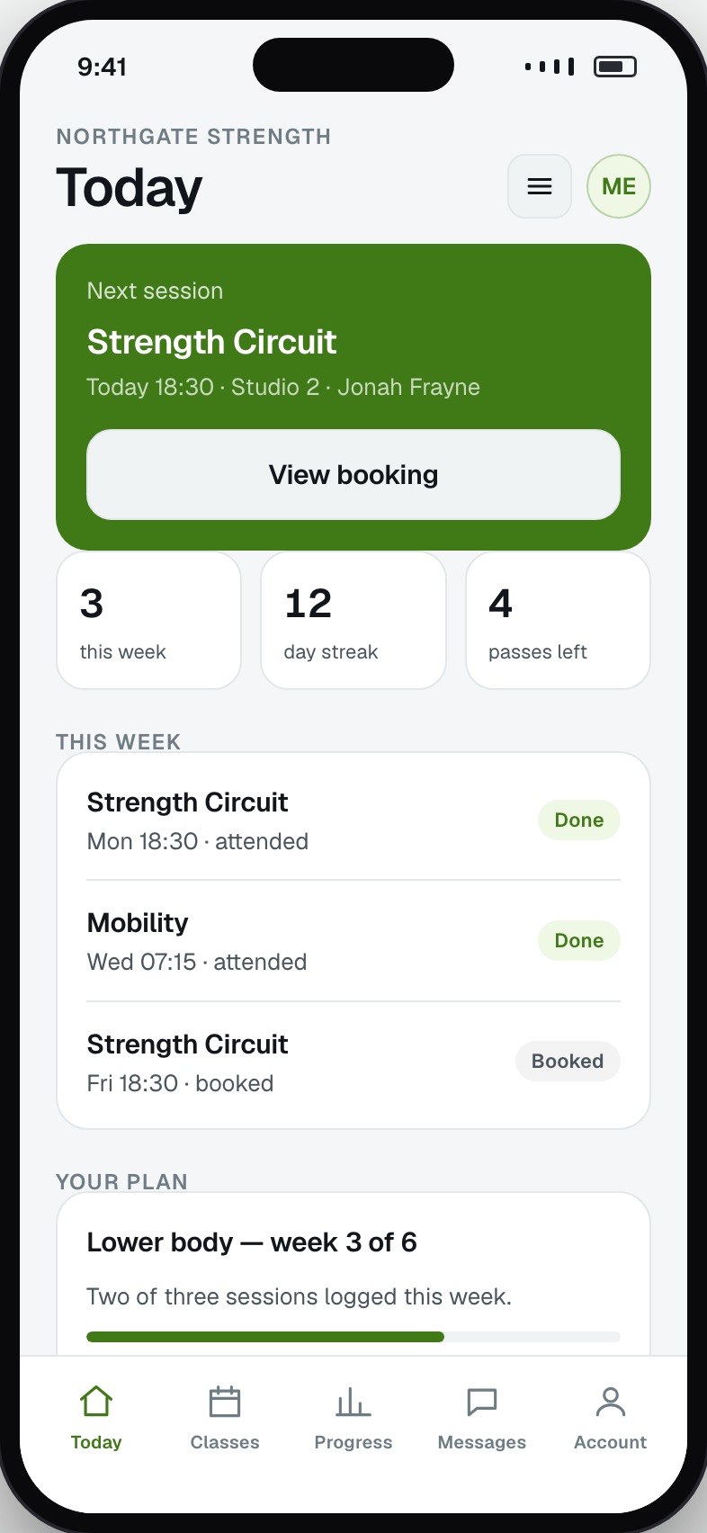 Gym app member home showing the next class, weekly sessions, day streak and remaining class passes